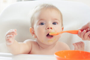 食べこぼしは成長の証？後片づけを楽にする工夫